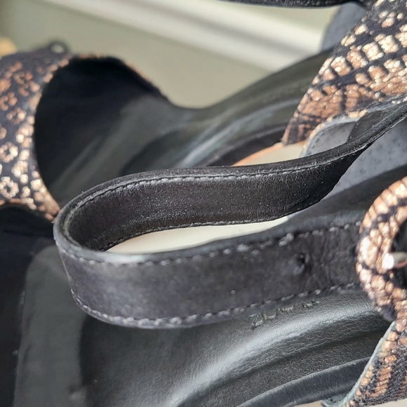 Anthropologie Raphaella Booz Black and Gold Lace Heels 9M - Picture 8 of 9